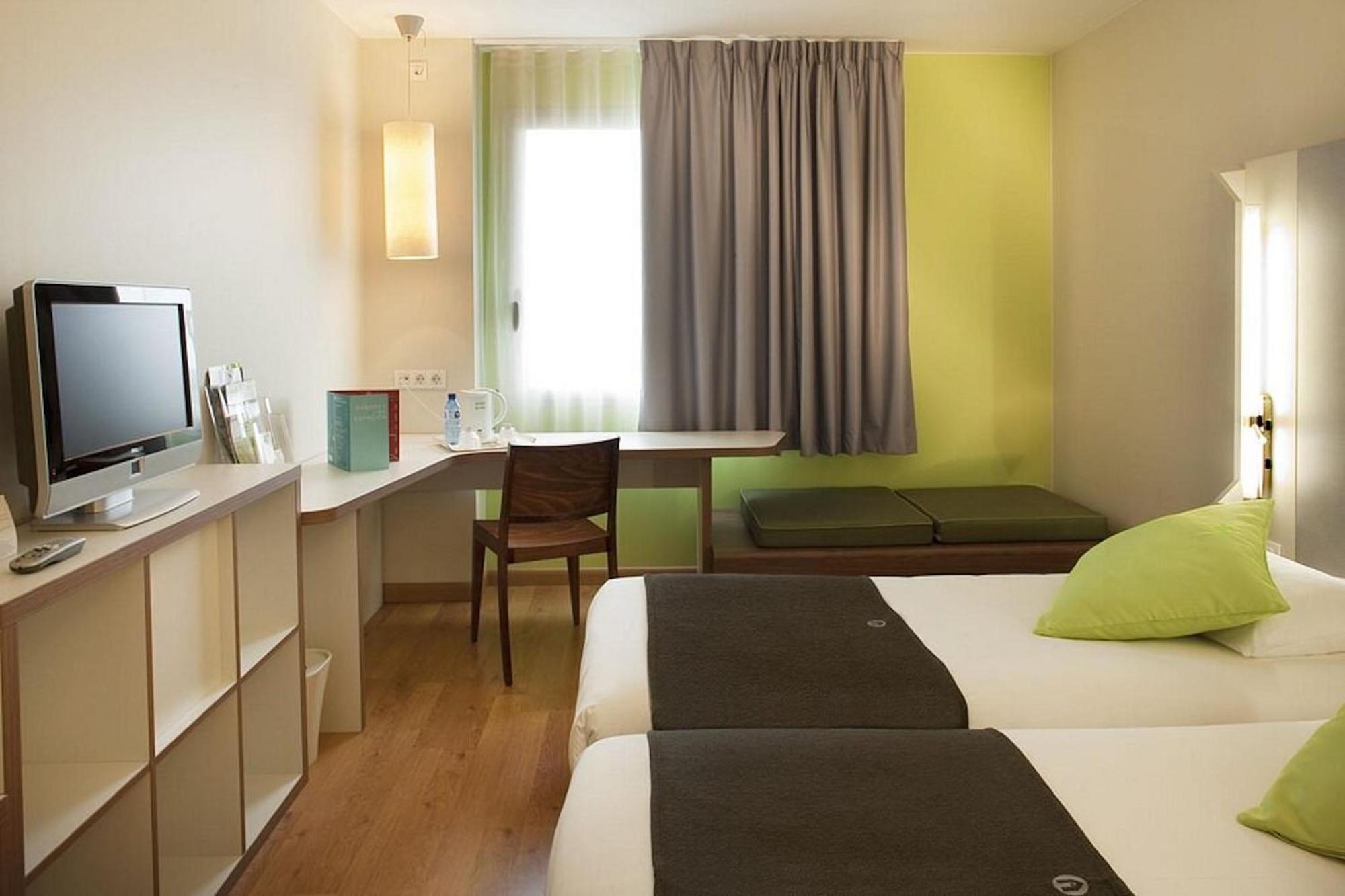 Travelodge Bcn Cornella Fira Cornella de Llobregat Exterior photo