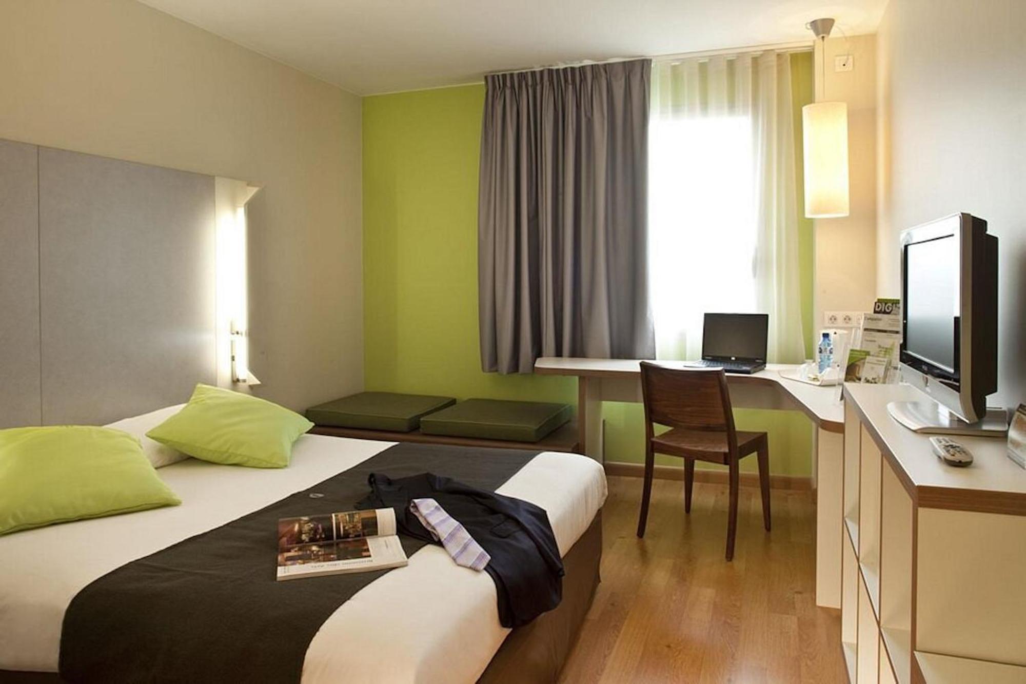 Travelodge Bcn Cornella Fira Cornella de Llobregat Exterior photo
